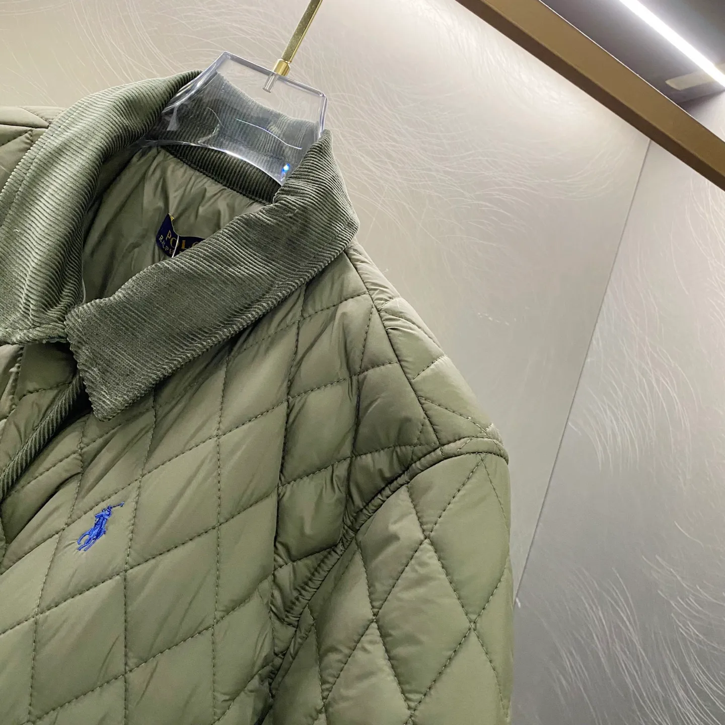 P340 Ralpah Lauren/Ralph Lauren diamond plaid lapel veteran cotton jacket, same style for men and women, British retro style, classic diamond Henry lapel thin cotton jacket, simple yet stylish, corduroy trimmed cuffs, collar, straight foldable, two-wear, fashionable, warm and not abrasive to the skin. Flap pockets are more practical and safer. The half-high collar has double-button closure on the front. The fabric has a certain anti-water effect, making it a timeless classic. The delicate embroidery of the pony on the left side of the chest is retro and will never go out of style. Color: navy khaki green Size: S-XL